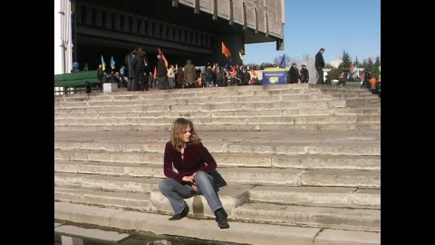 Жестко обмочилась на политическом митинге