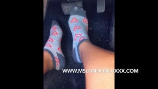 Pedal Pumping Queen (barfuß und Socken) 