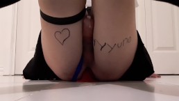 变装者骑假阳具和射精两次免提