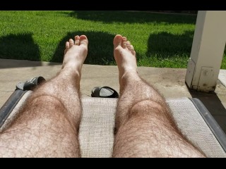 Haarige Beine in Der Sonne