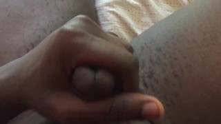 Black college Guy acariciando seu para pornô jogando no backgrounf
