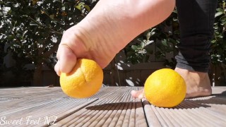 Barstende sinaasappel om je voet Fetish te bevredigen
