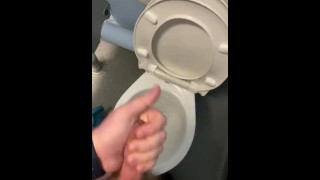 Se masturbando em banheiros públicos com grande gozada 