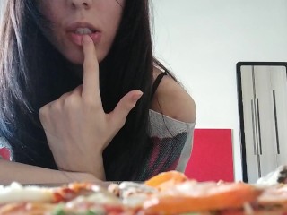 Giganta juega con_tinys en su_comida [Giantess full video]