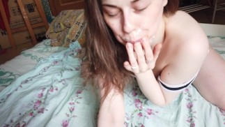 SCHLAMPIGER BLOWJOB. SIE LUTSCHT SCHWANZ UND BEKOMMT EINE GESICHTSBEHANDLUN