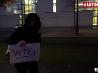 BUMS BUS - Perdu Touriste Alina Lamour ramassé et baisée dans la voiture