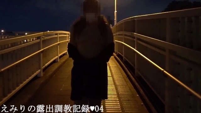 【野外露出】全裸にコートを羽織ったぽっゃり体形のパイパンお姉さんがおっぱいを露出して歩道橋を渡り、更には、全裸で歩道を歩いちゃいますぅ！！！ カメレオーンマンの無料エロマニア動画紹介！
