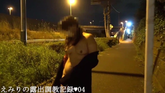 【野外露出】全裸にコートを羽織ったぽっゃり体形のパイパンお姉さんがおっぱいを露出して歩道橋を渡り、更には、全裸で歩道を歩いちゃいますぅ！！！ カメレオーンマンの無料エロマニア動画紹介！