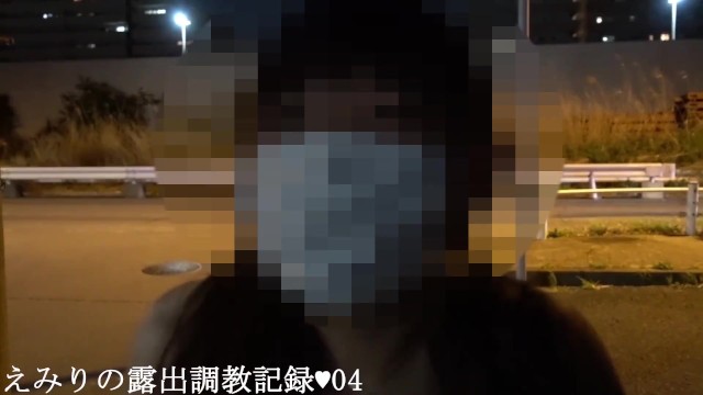 【野外露出】全裸にコートを羽織ったぽっゃり体形のパイパンお姉さんがおっぱいを露出して歩道橋を渡り、更には、全裸で歩道を歩いちゃいますぅ！！！ カメレオーンマンの無料エロマニア動画紹介！