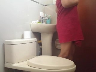 Grabo a mi orinando antes de entrar a la ducha.