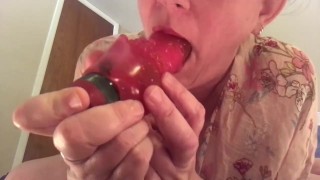 Milf chupa e fode vibrador
