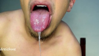 Öffnen des Mundes mit einer großen Zunge