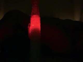 Dunkler Raum| Dildo Licht | Hände Benutzen| Leise Abspritzen| Mitbewohner Im Nebenzimmer