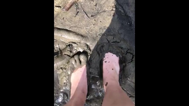 Мои маленькие ножки покрыты грязной грязью и песком