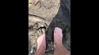 Ricopro i miei piccoli piedi di fango sporco e sabbia 