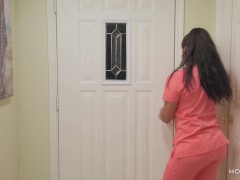Video Enfermera culona llega a casa y es bien recibida por su esposo
