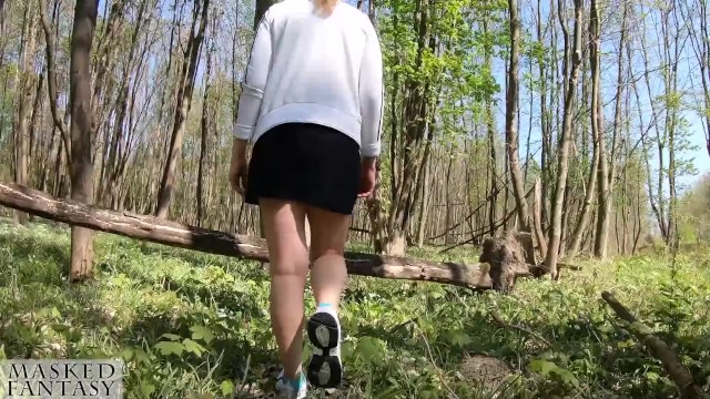 公共の森で屋外クリトリスポンプでヌードを歩く美しい女性