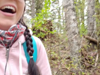 Menina Feliz Faz Xixi Na Floresta