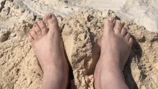 Word naakt op het strand met mij - Voeten Fetish