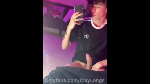 Clay Longs se masturbando enquanto os pais estão fora