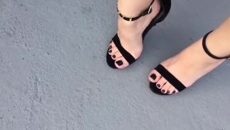 @tici_feet tici feet IG tici_feet beim Gehen mit schwarzen Zehen und Sandalen
