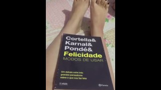 @tici_feet tici feet IG tici_feet reading my new book & my black toes