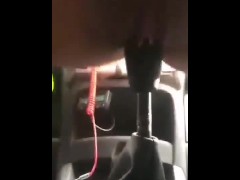 Мастурбирование вагины с помощью автомобильной ручки переключения передач
