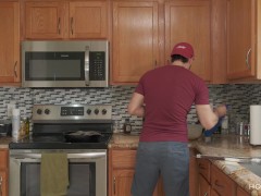Video FUCKING AND COOKING! Thick Latina wife gets fucked while the husband cooks