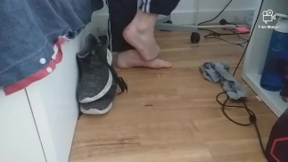 在肮脏的地板上崇拜我的鞋底