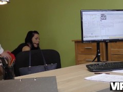 VIP4K. Morena desempleada no tiene otra opción, ¿por qué desnudarse