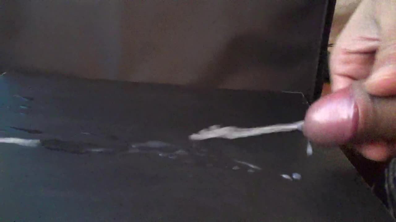 カリに引っかけるように皮オナニーをしたところ、気持ちが良すぎてすぐに射精してしまう早漏君。 - Pornhub.com