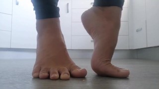 Chillen met zoete voeten om je voet Fetish te bevredigen