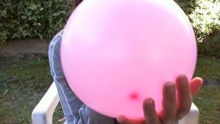 Nicoletta spielt mit Fetischballons im Garten Bist du bereit?