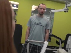 HUNT4K. Coniglietto ingenuo in palestra fa sesso con un