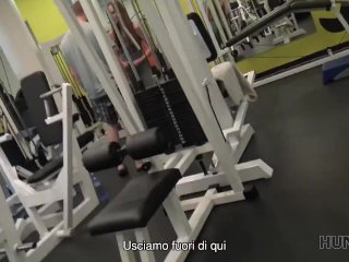 HUNT4K. Coniglietto ingenuo in palestra fa sesso con un