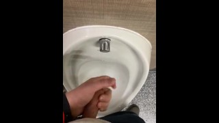 Masturbando meu pau duro em banheiros públicos com grande gozada 