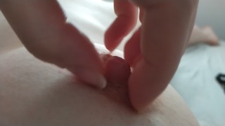(HD) Provocando un pezón rosa y duro con mis uñas
