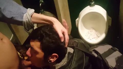 garganta profunda gay no banheiro público