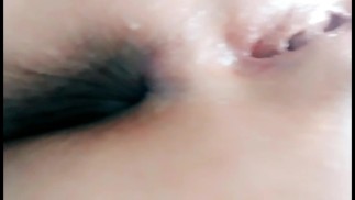 可爱的女孩微笑着，然后用她光秃秃的屁股在你的脸上放屁