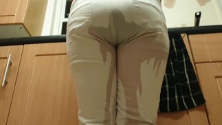 爱丽丝 - 完全在厨房里故意生气，因为我觉得喜欢！:P