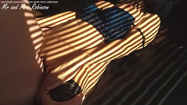 大きな自然のおっぱいを持つセクシーなランジェリーの熟女は中出しを取得します