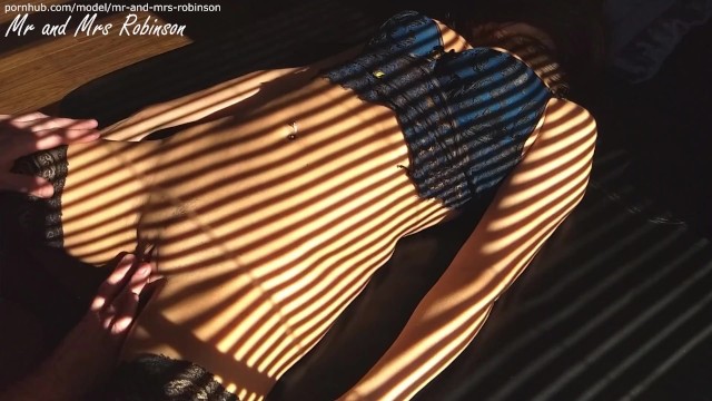 大きな自然のおっぱいを持つセクシーなランジェリーの熟女は中出しを取得します