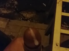 Punheta em local publico, na rua !!!  Deliciosa !!!