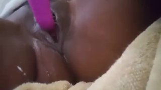 Pussy so gushy. Watch this milf make it squirt