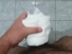 Punheta com masturbador criativo!!