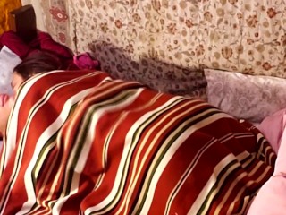 Jeune couple romantique faisant l'amour