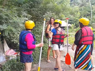 Pussy Clignotant à Rafting Spot Parmi Les Touristes Chinois # Public PAS DE CULOTTES
