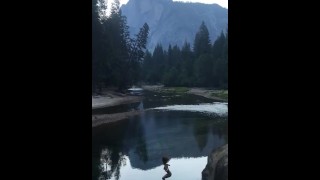 Tosto Magro Tuffarsi Dalla Scogliera Saltando Nel Parco Nazionale Di Yosemite