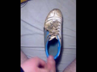 Me Corro En Los Zapatos De Fútbol De Mi Hermanastra