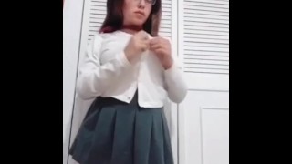 Красивая школьница со сливочной киской мастурбирует до впрыскивания